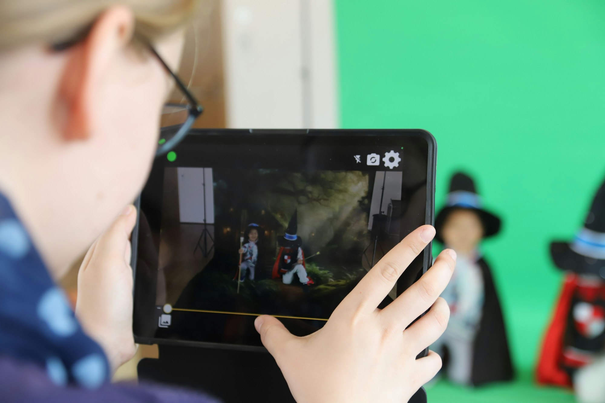 Vor einem Greenscreen konnten sich Kinder wie Erwachsene in en Märchenwald hineinfotografieren lassen.