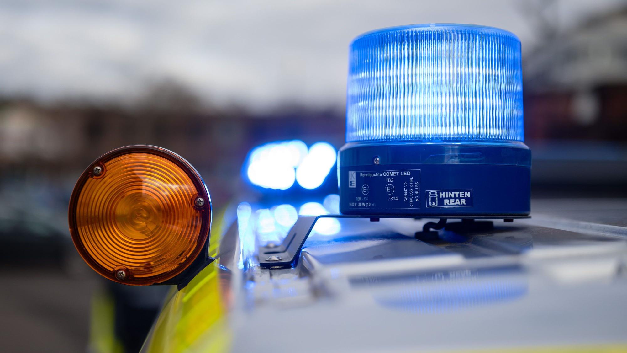 Blaulicht auf einem Einsatzfahrzeug der saarländischen Polizei.