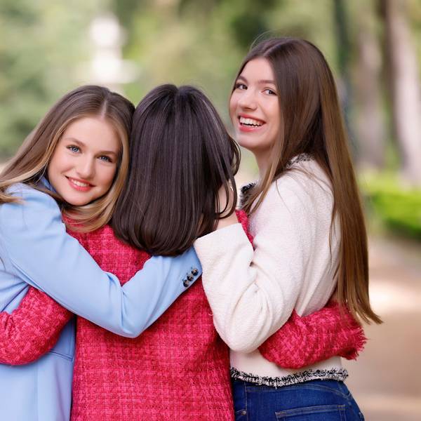 Das vom spanischen Königshaus herausgegebene Bild zeigt Kronprinzessin Leonor (l-r), Königin Letizia und Prinzessin Sofia im Park des Palacio Real, des königlichen Schlosses, in der spanischen Hauptsta