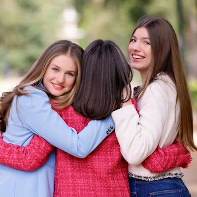 Das vom spanischen Königshaus herausgegebene Bild zeigt Kronprinzessin Leonor (l-r), Königin Letizia und Prinzessin Sofia im Park des Palacio Real, des königlichen Schlosses, in der spanischen Hauptsta
