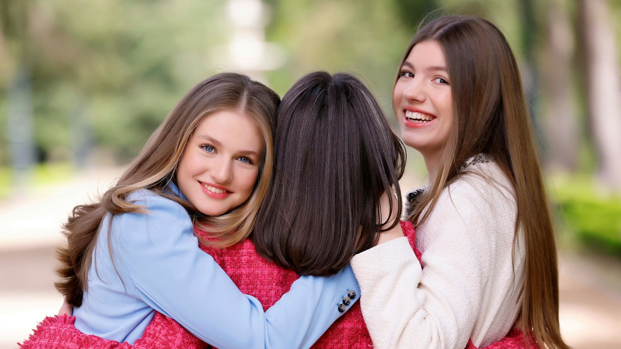 Das vom spanischen Königshaus herausgegebene Bild zeigt Kronprinzessin Leonor (l-r), Königin Letizia und Prinzessin Sofia im Park des Palacio Real, des königlichen Schlosses, in der spanischen Hauptsta