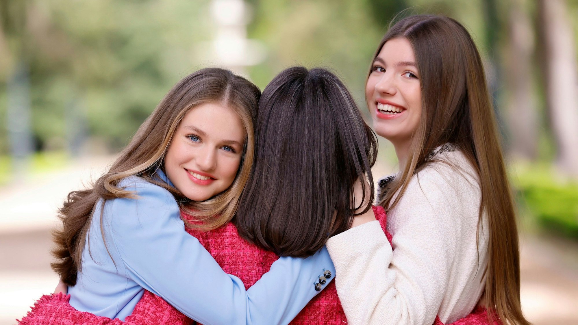 Das vom spanischen Königshaus herausgegebene Bild zeigt Kronprinzessin Leonor (l-r), Königin Letizia und Prinzessin Sofia im Park des Palacio Real, des königlichen Schlosses, in der spanischen Hauptsta