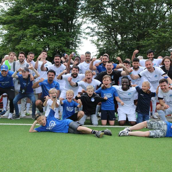 Die Spieler und die Verantwortlichen des SV Bessenich jubeln.
