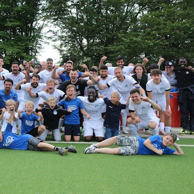 Die Spieler und die Verantwortlichen des SV Bessenich jubeln.