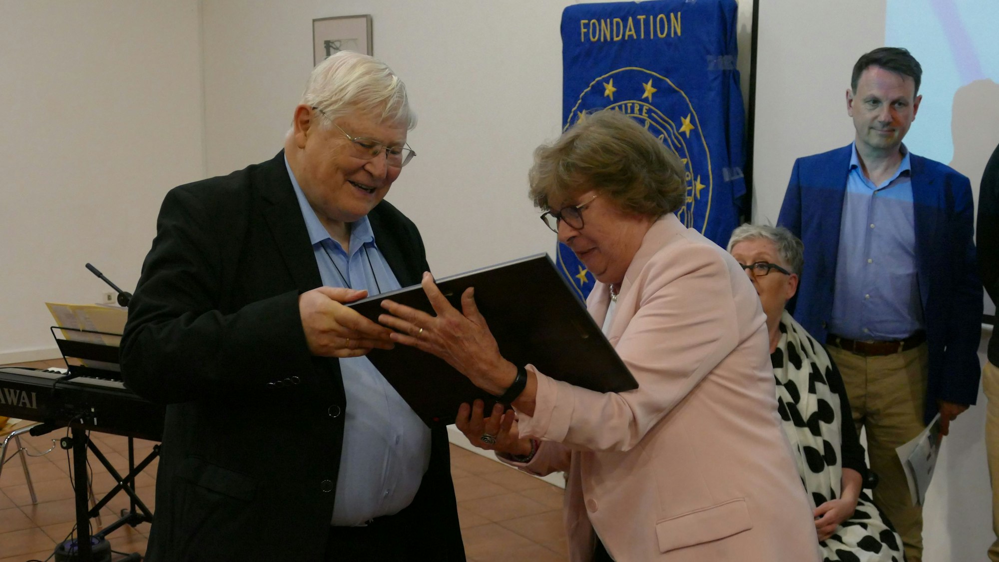 Ein Mann erhält eine Auszeichnung.