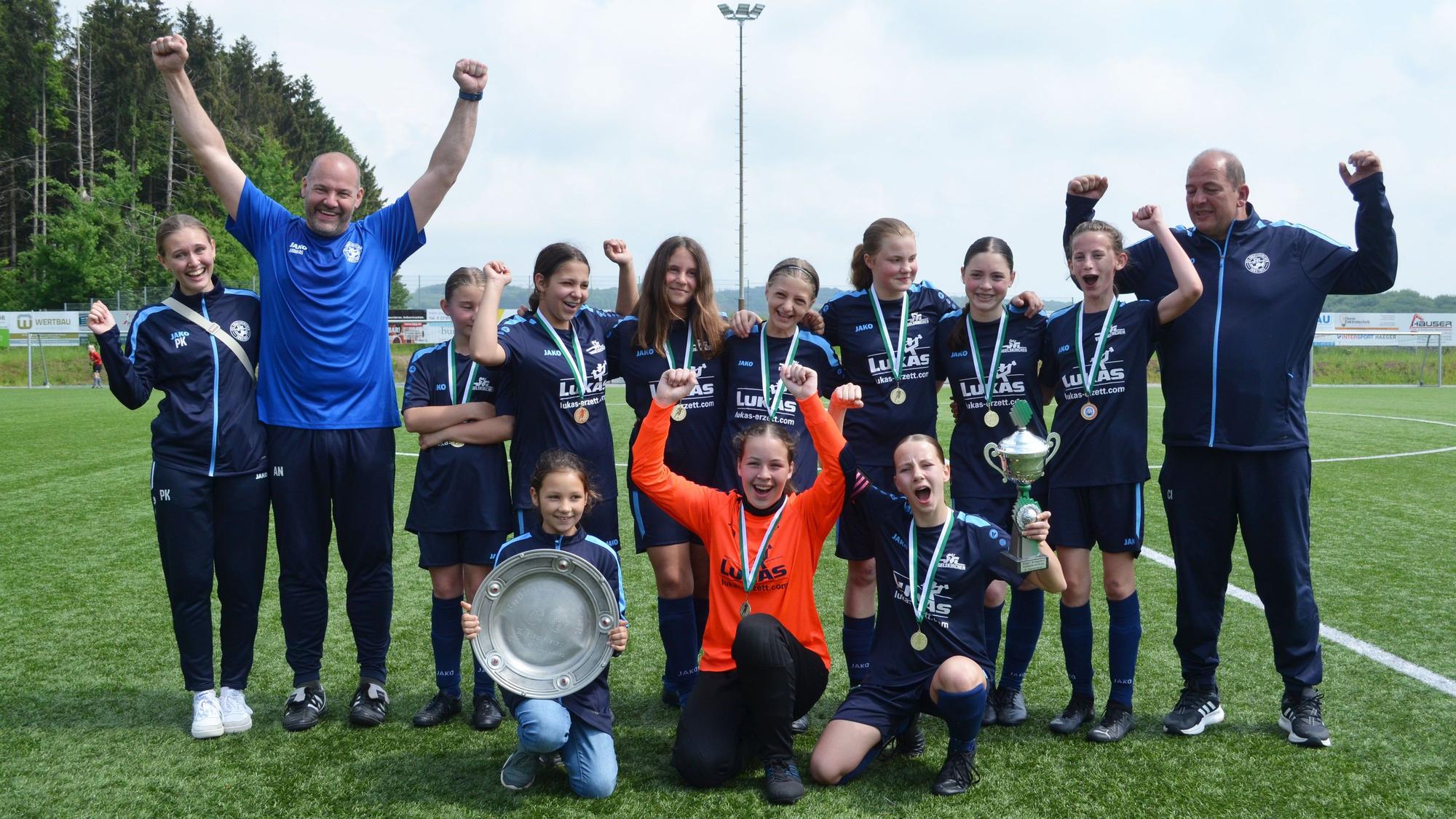 Die D-Juniorinnen (7er) aus Engelskirchen jubeln nach ihrem gewonnenen Kreispokalfinale gegen Marialinden.