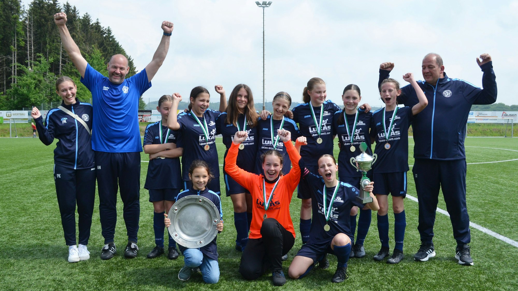 Die D-Juniorinnen (7er) aus Engelskirchen jubeln nach ihrem gewonnenen Kreispokalfinale gegen Marialinden.