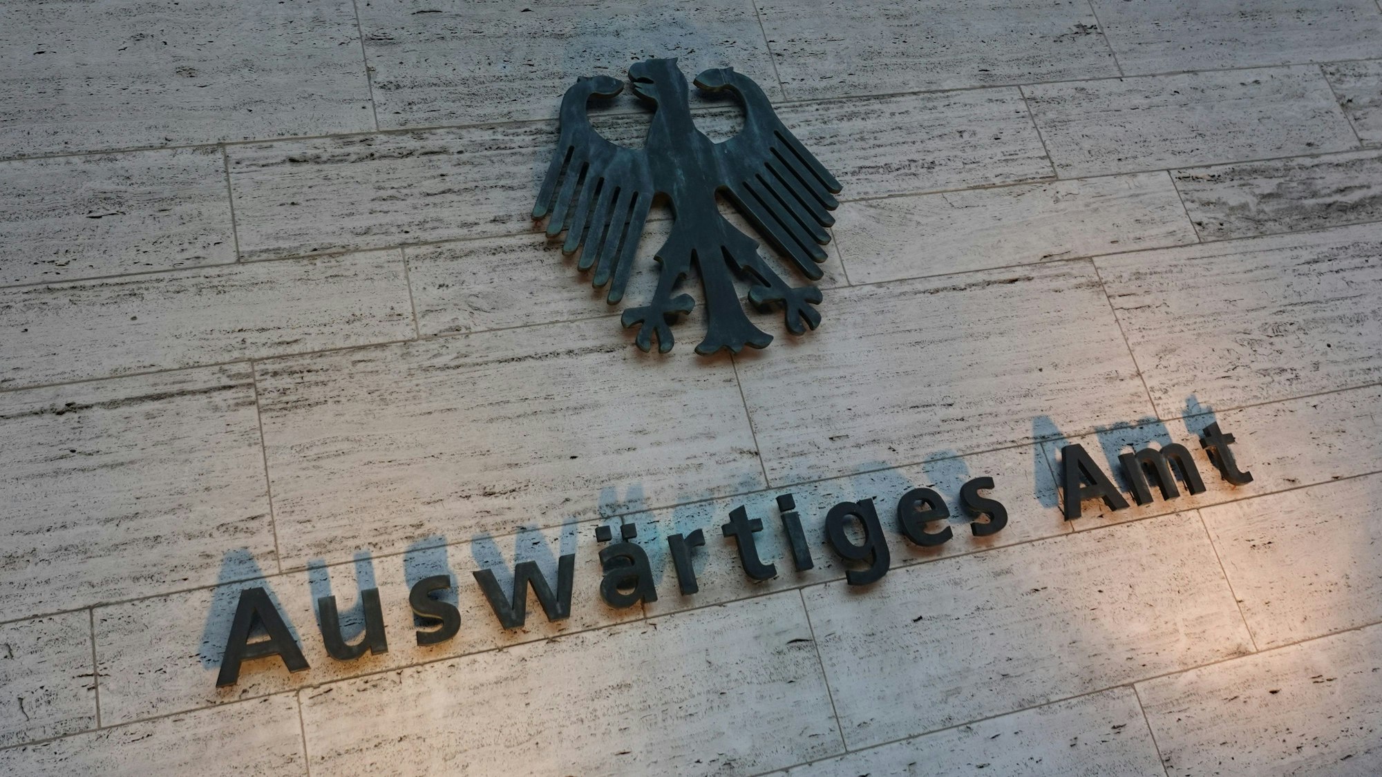 ARCHIV - 15.11.2022, Berlin: Das deutsche Wappen und der Schriftzug "Auswärtiges Amt" sind an einer Außenwand am Eingang zum Auswärtigen Amt angebracht. (zu dpa: «Außenamt: Falscher Eindruck durch Haftanträge gegen Hamas und Israel») Foto: Demy Becker/dpa +++ dpa-Bildfunk +++