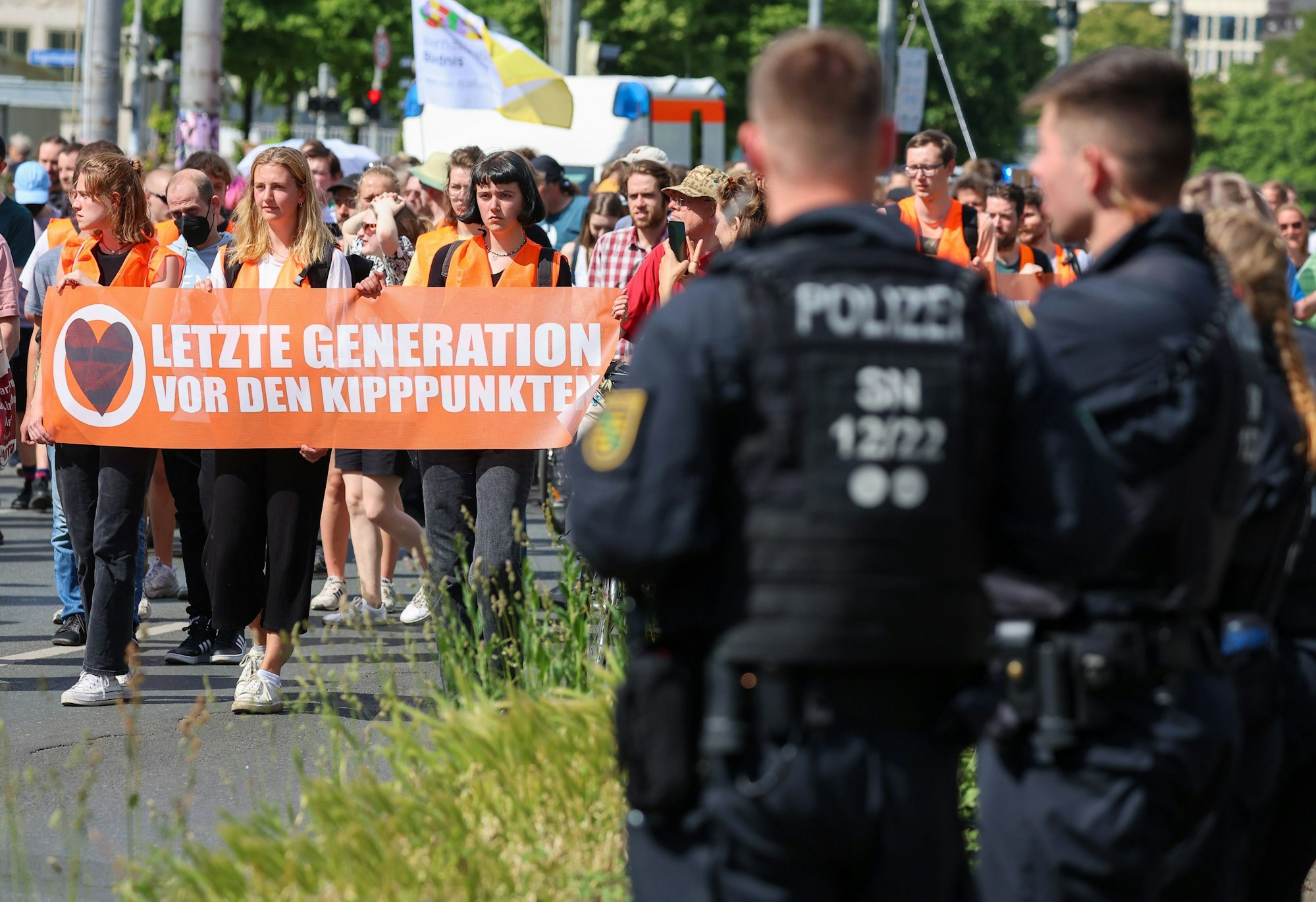 Teilnehmer eines Protestmarsches der Letzten Generation gehen um den Leipziger Ring. (Archivbild)