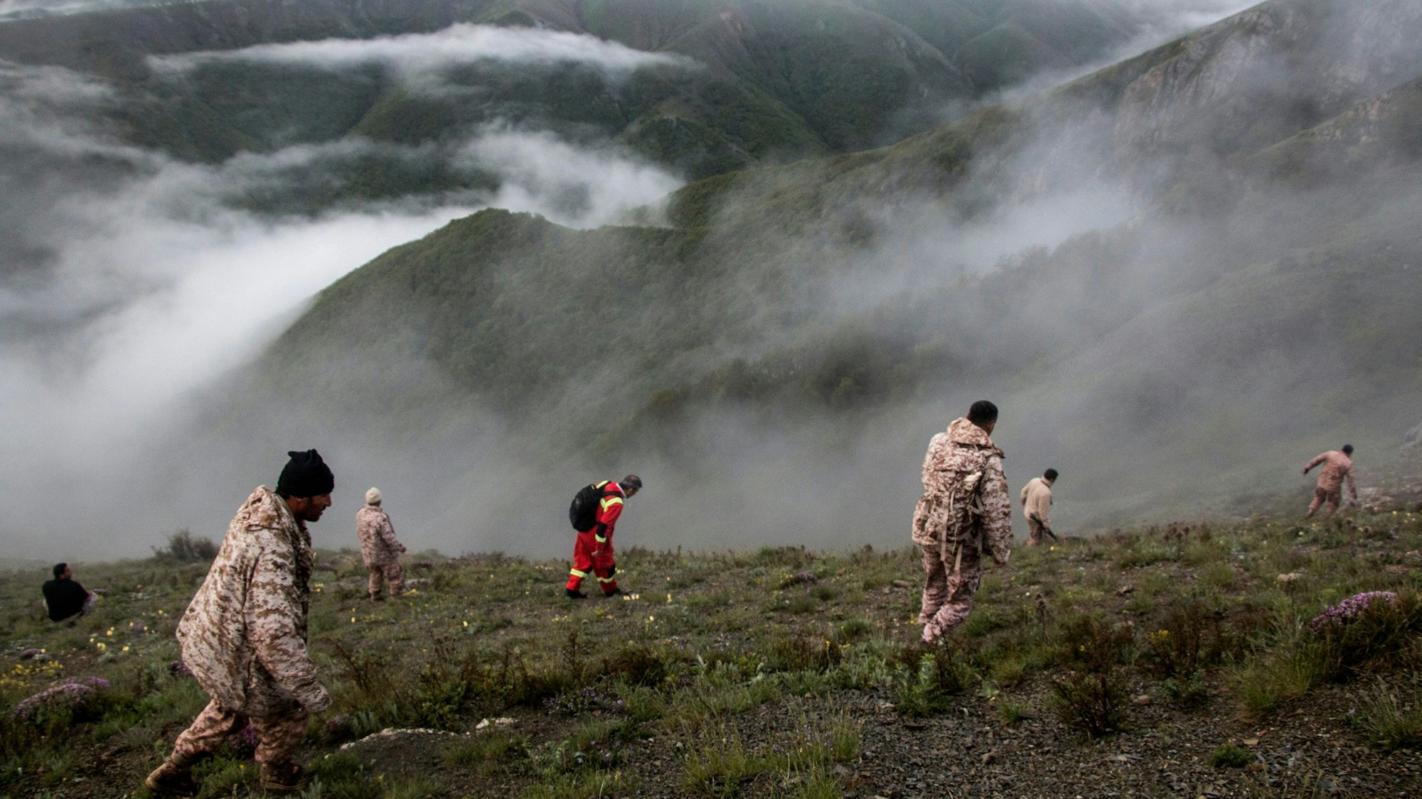 Auf diesem von der Nachrichtenagentur Moj zur Verfügung gestellten Foto suchen Mitglieder eines Rettungsteams nach dem Wrack des Hubschraubers, der den iranischen Präsidenten Ebrahim Raisi transportierte, nachdem er im Nordwesten Irans abgestürzt war.