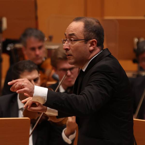 Dirigent Riccardo Minasi bei einem Benefizkonzert in der Kölner Philharmonie 2024.