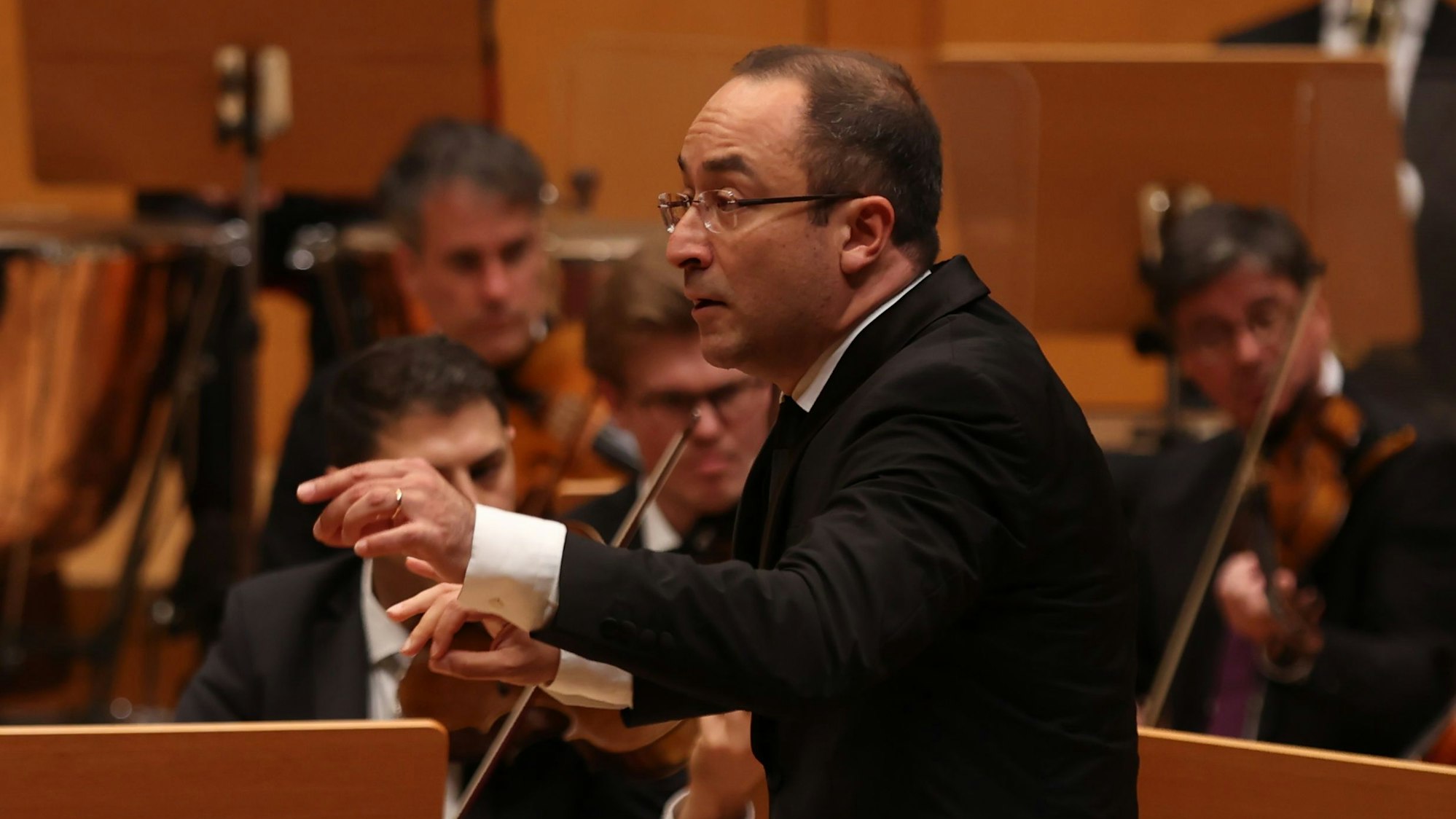 Dirigent Riccardo Minasi bei einem Benefizkonzert in der Kölner Philharmonie 2024.