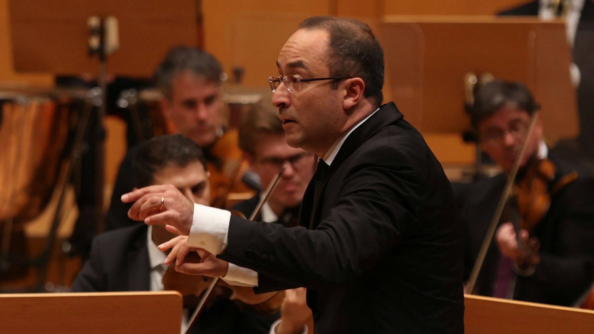 Riccardo Minasi dirigiert das Gürzenich-Orchester.