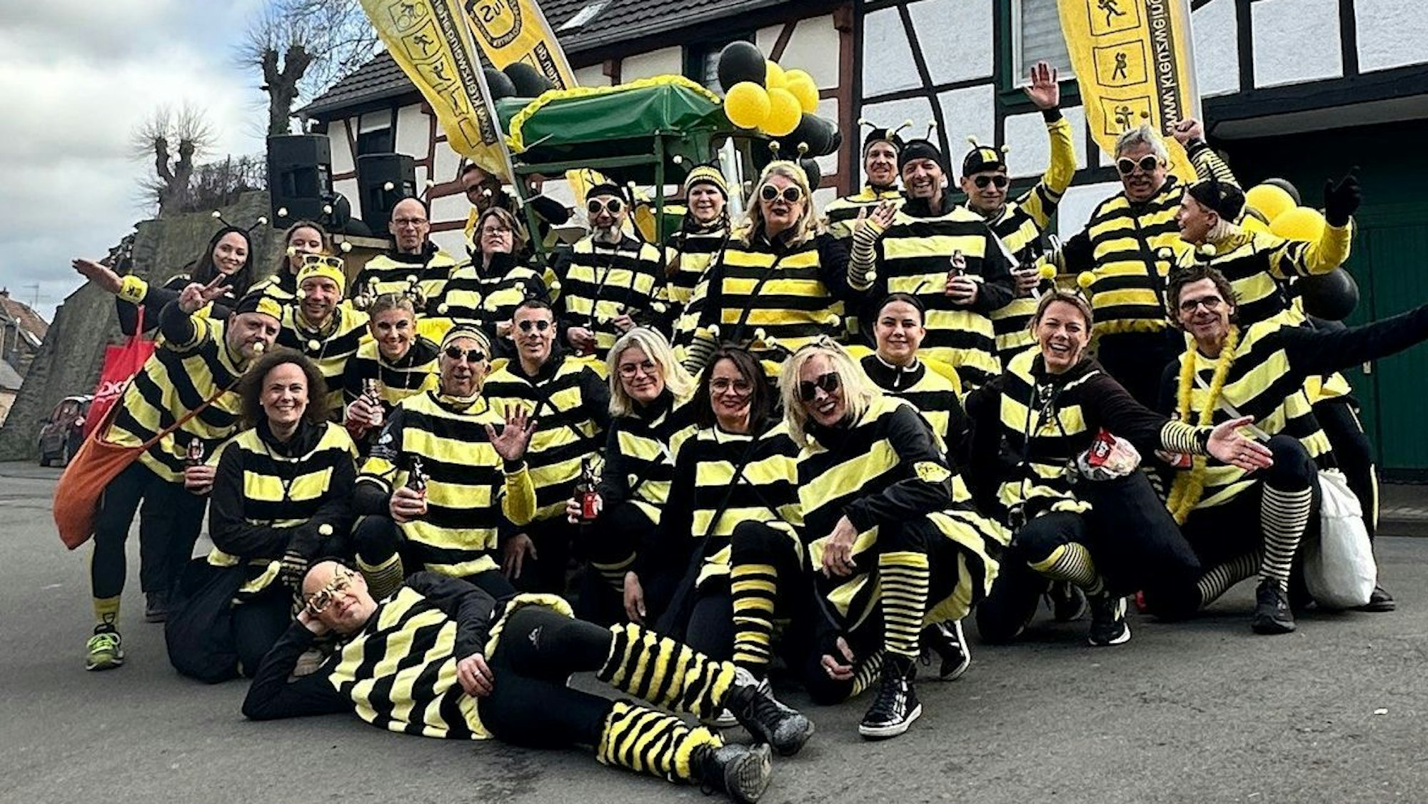 Das Bild zeigt TuS-Mitglieder als Bienen verkleidet beim ersten Karnevalszug nach mehr als 30 Jahren im Februar 2024. Sie haben sich für ein Gruppenbild aufgestellt.