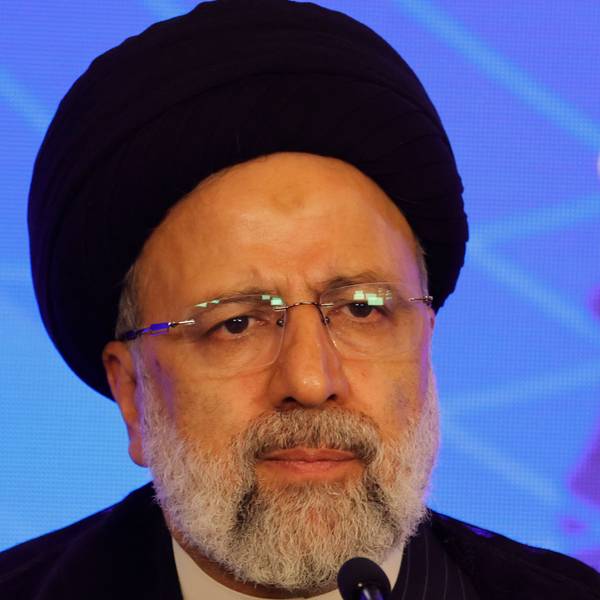 Der iranische Staatspräsident Ebrahim Raisi ist gemeinsam mit seinem Außenminister Hussein Amirabdollahian bei einem Hubschrauberabsturz ums Leben gekommen. Laut iranischen Staatsmedien überlebte keiner der Insassen den schweren Unfall.
