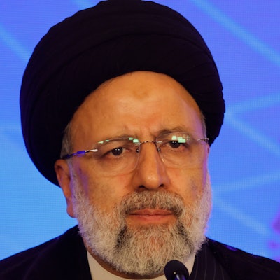 Der iranische Staatspräsident Ebrahim Raisi ist gemeinsam mit seinem Außenminister Hussein Amirabdollahian bei einem Hubschrauberabsturz ums Leben gekommen. Laut iranischen Staatsmedien überlebte keiner der Insassen den schweren Unfall.
