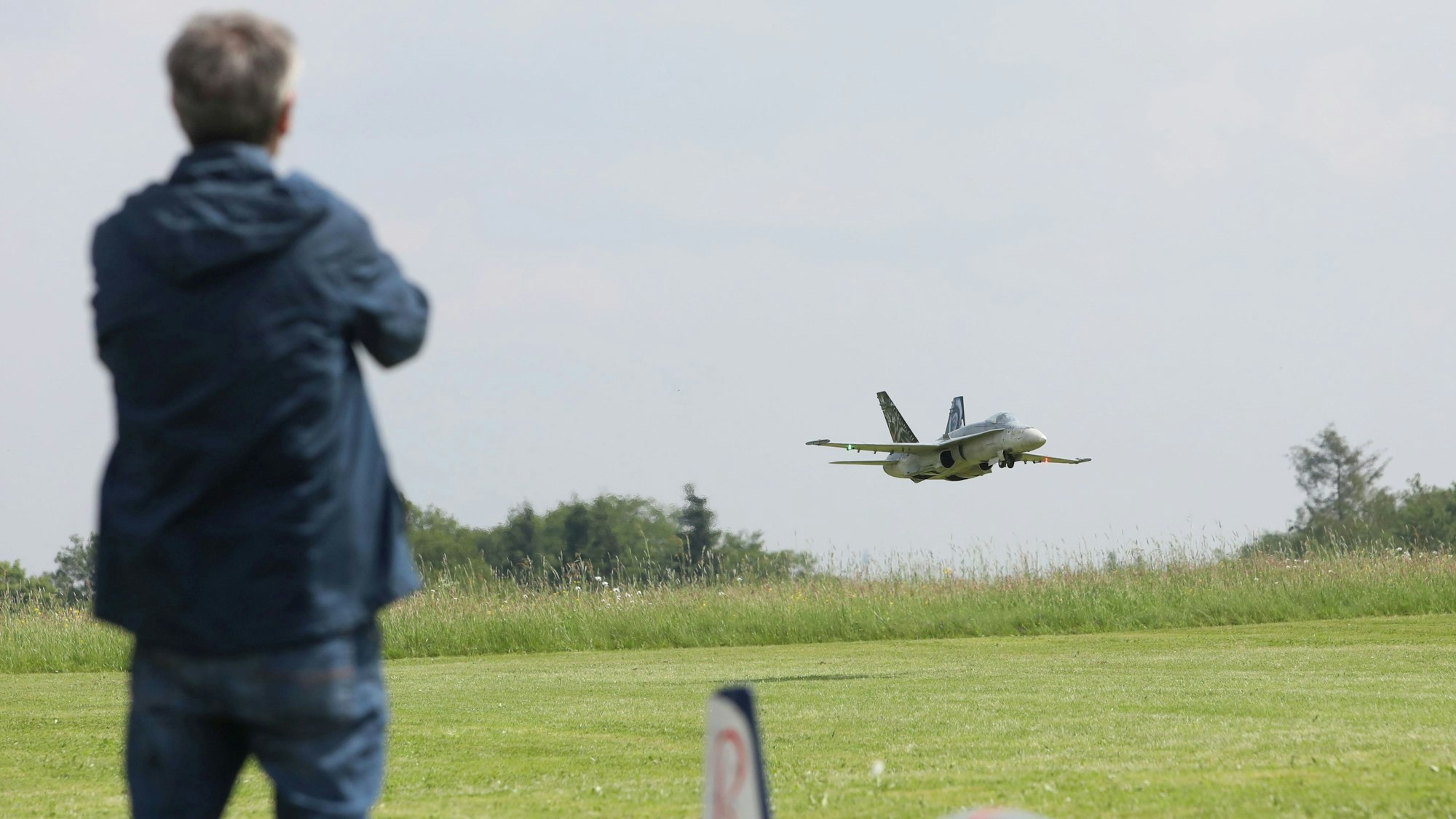 Ein F-18-Jet im Tiefflug bei Modellflugtag in Eudenbach.