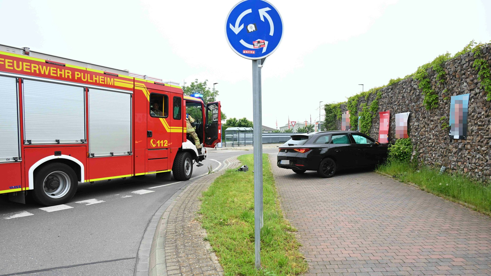 Bei einem Verkehrsunfall in Pulheim hat ein Autofahrer die Kontrolle über seinen Wagen verloren und gegen eine Mauer gefahren.