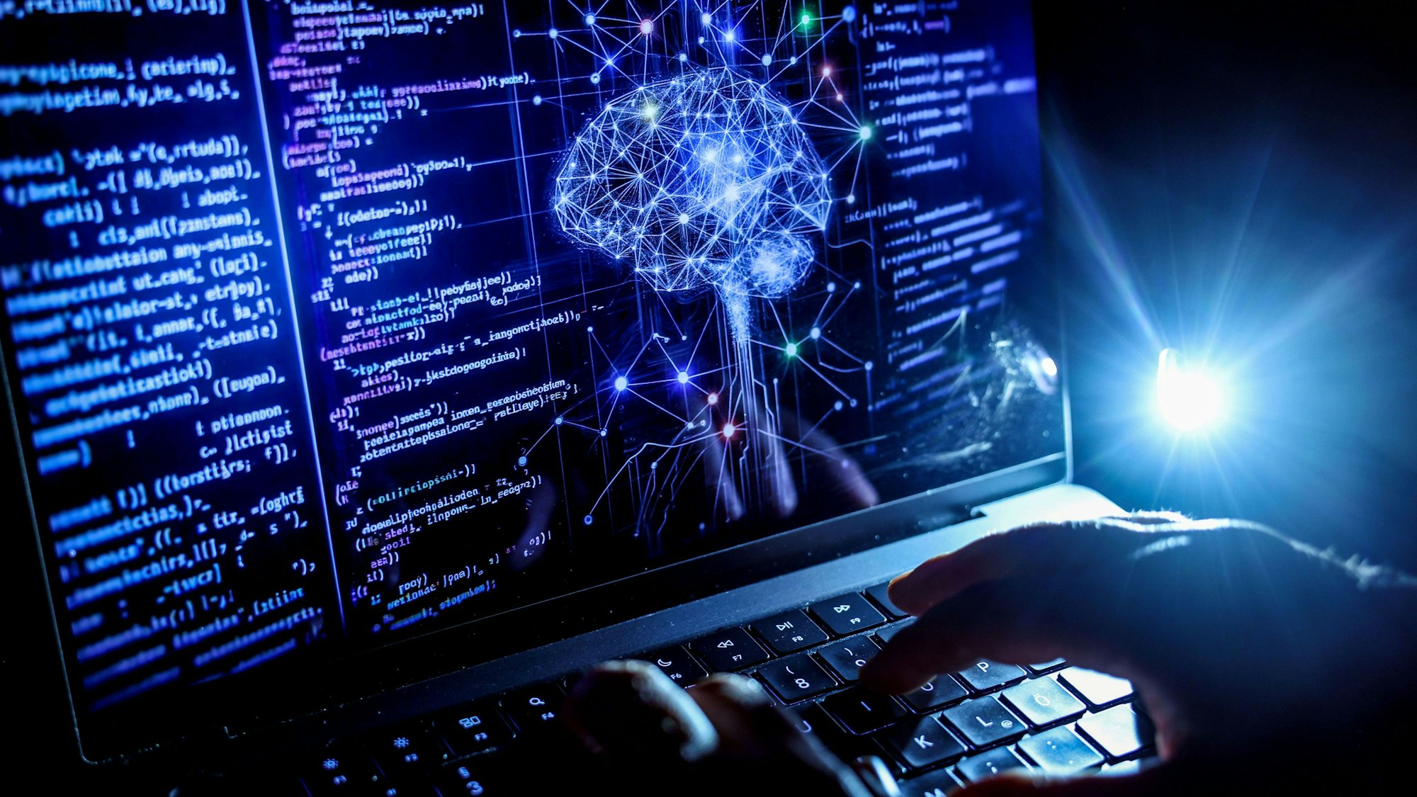 Eine Person arbeitet am Rechner, auf dessen Bildschirm ein durch Künstliche Intelligenz generiertes Illustrationsbild mit Code verschiedener Programmiersprachen und einem neuronalen Netzwerk-Diagramm zu sehen ist.