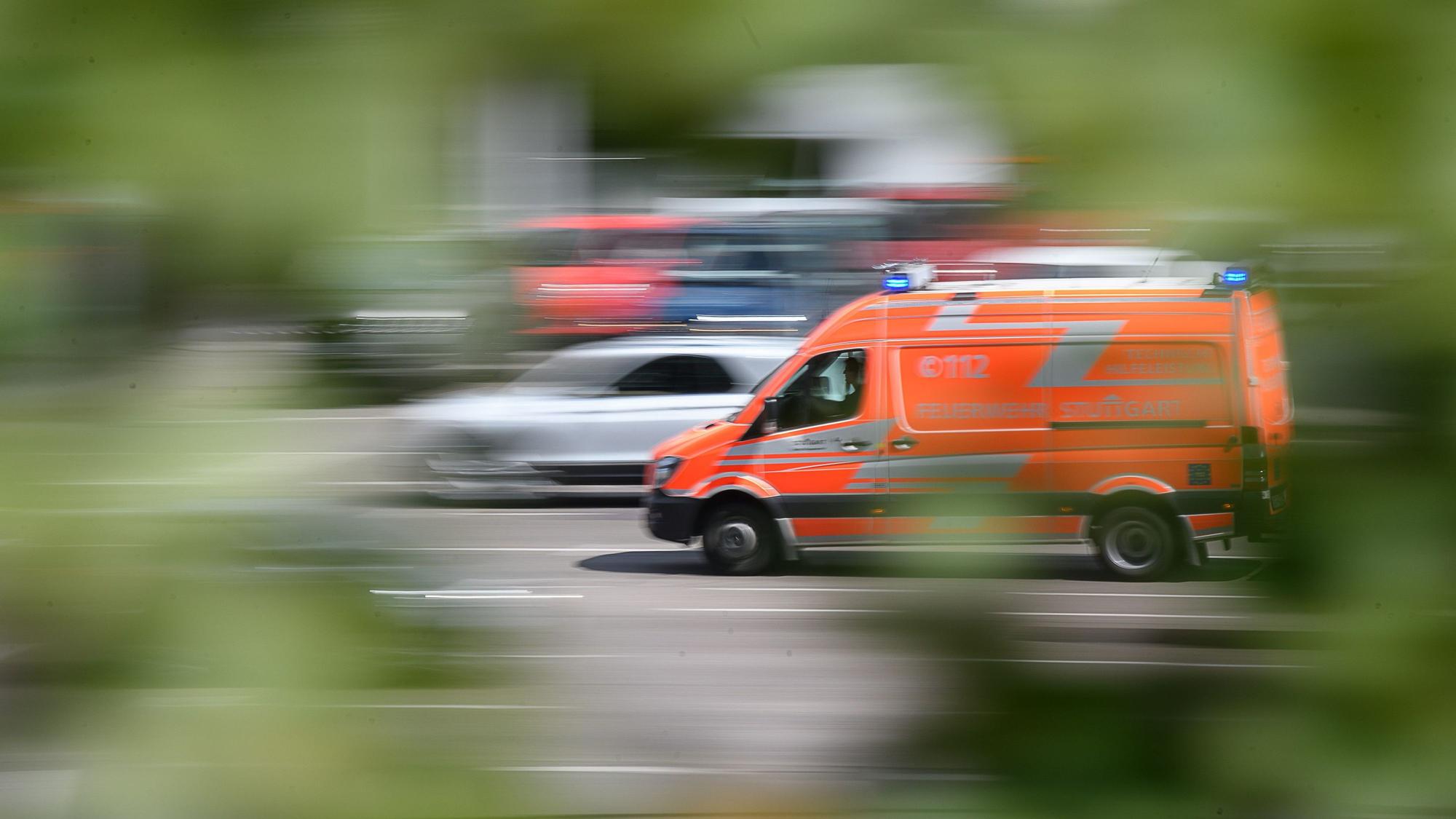 Ein Rettungswagen fährt zu einem Einsatz.