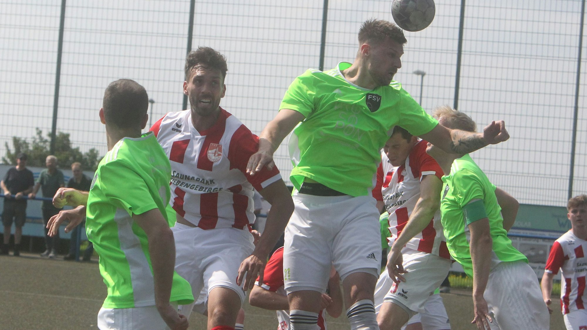 FSV-Akteur Michael Hermanni (rechts) gewinnt das Kopfballduell gegen Nicholas Caspar.