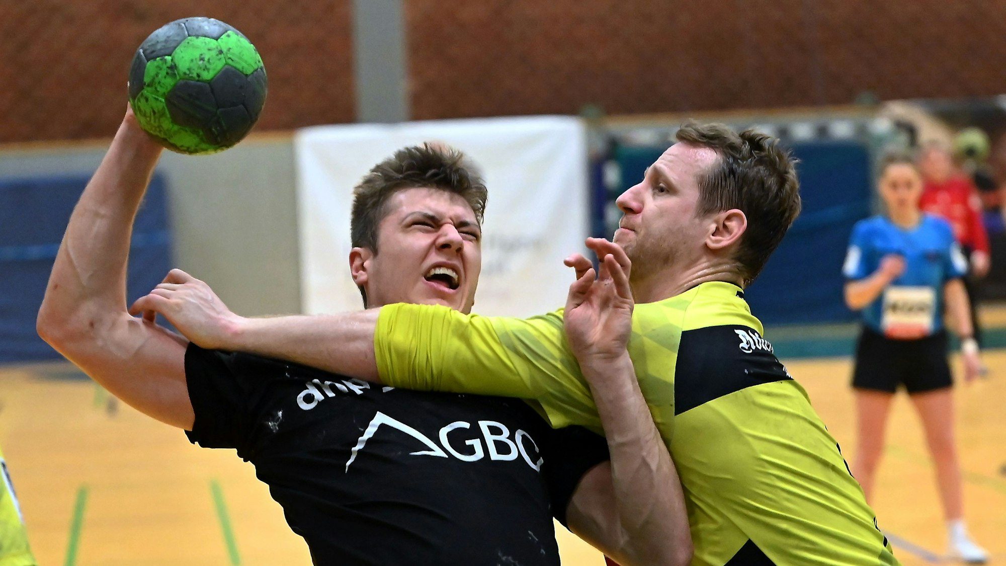 Handbalkl
Tus Opladen - Krefeld
links: Oliver Dasburg (OPL)
Foto: Uli Herhaus