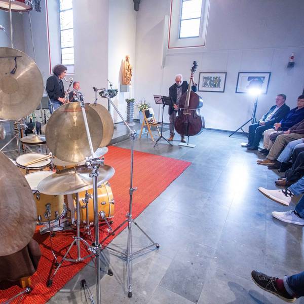 Vier Musiker im Altarraum einer Kirche.