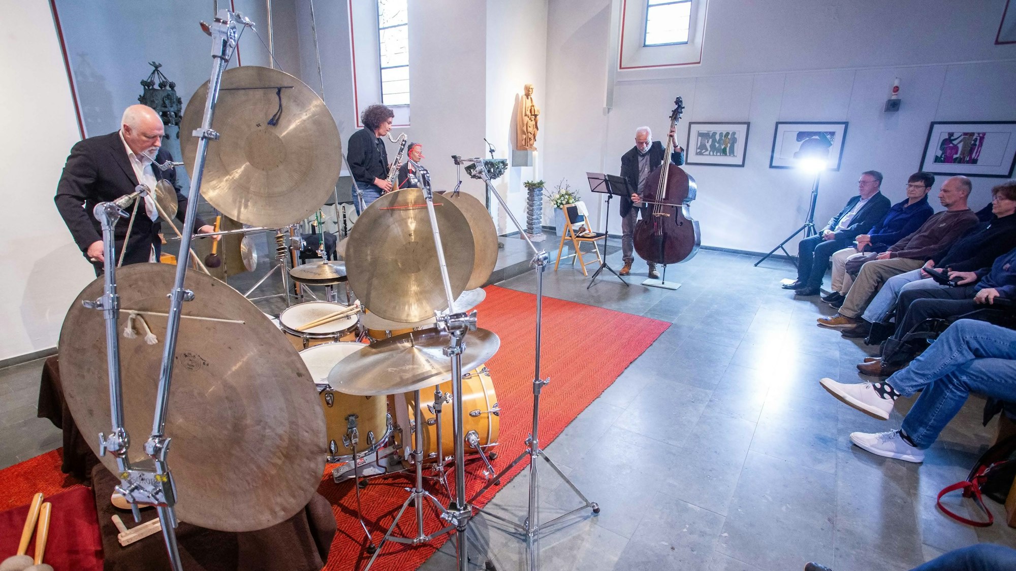 Vier Musiker im Altarraum einer Kirche.