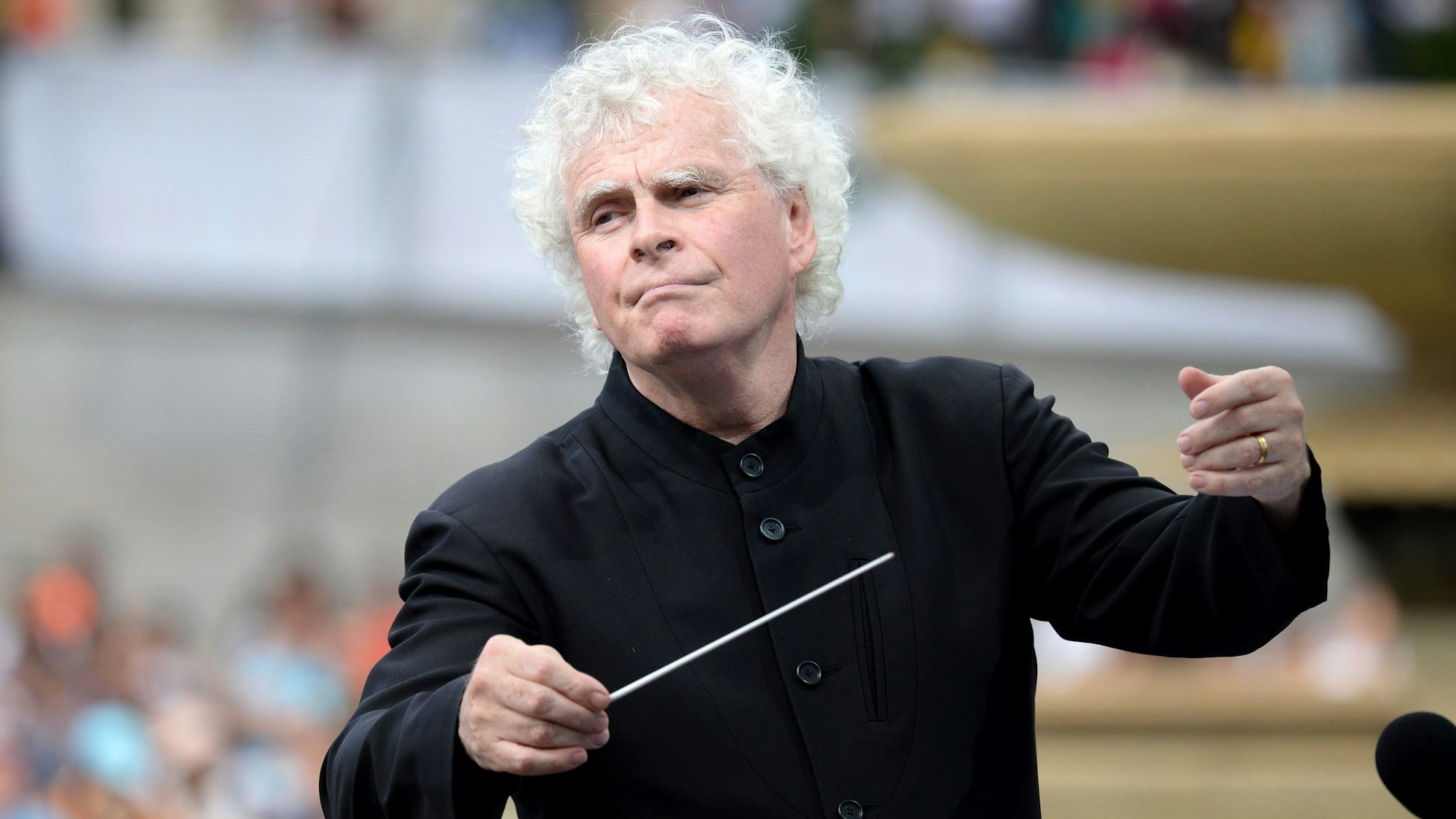 Sir Simon Rattle, Dirigent aus Großbritannien, dirigiert das London Symphony Orchestra auf dem Trafalgar Square.