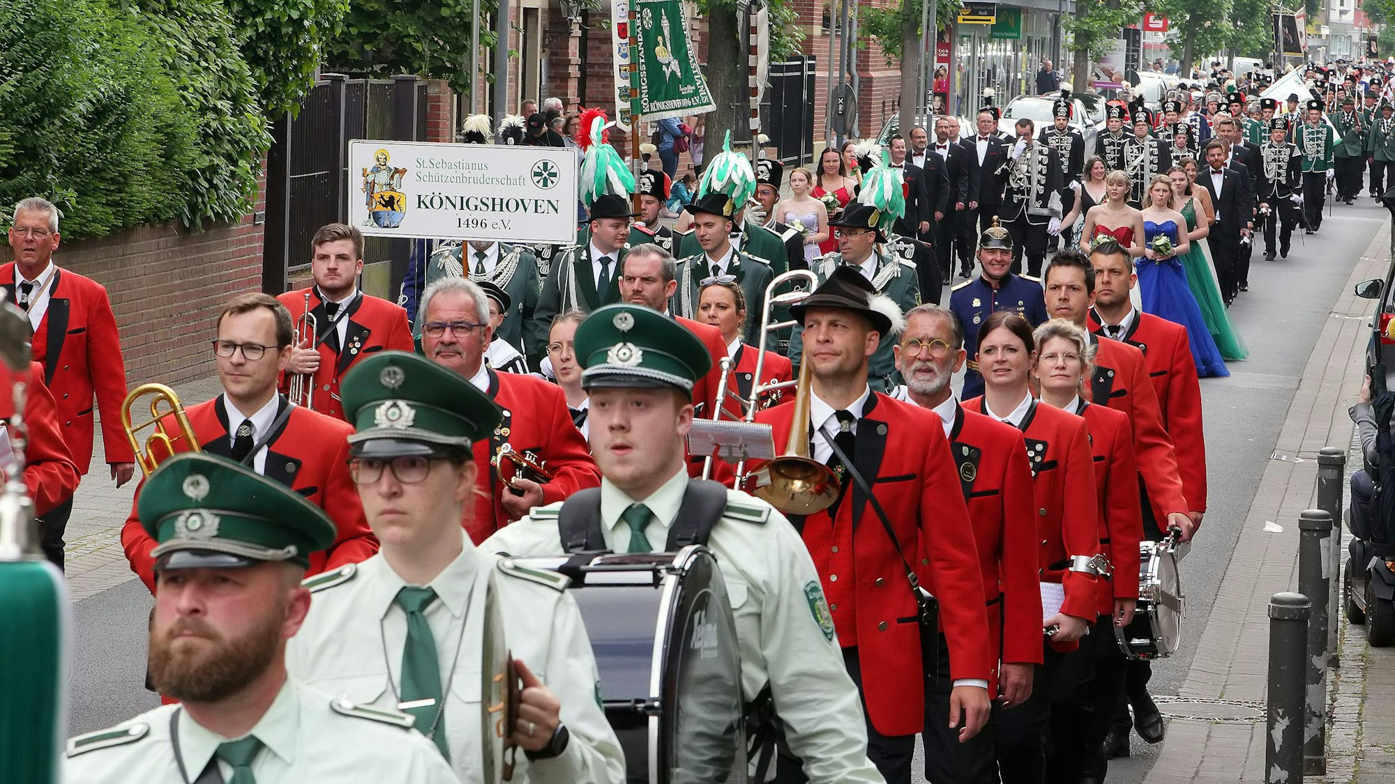 Ein langer Zug von Schützen, angeführt von einer Musikkapelle.