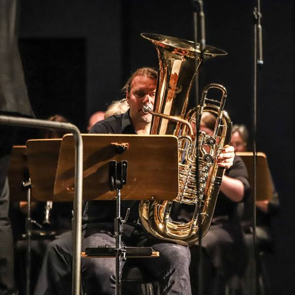 Andreas Martin Hofmeier zeigte, was alles in einer Tuba steckt.