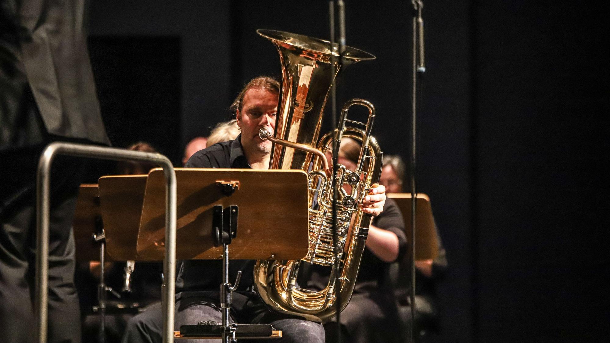 Andreas Martin Hofmeier zeigte, was alles in einer Tuba steckt.