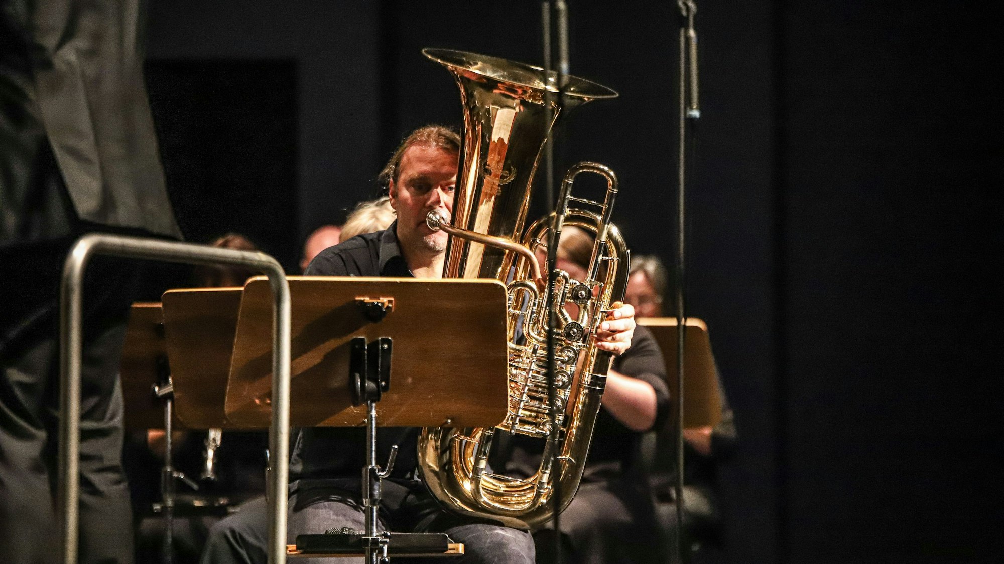Andreas Martin Hofmeier zeigte, was alles in einer Tuba steckt.