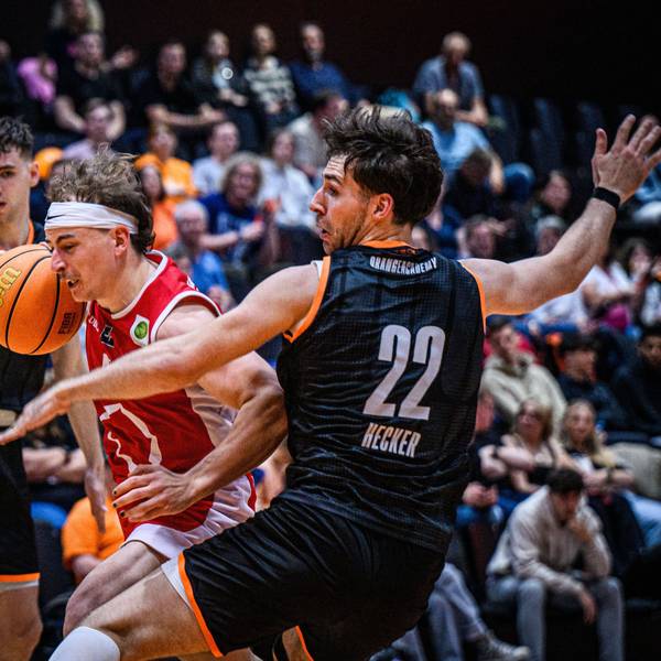 17.05.2024, orange campus, Germany, Neu Ulm, orange acedemy vs RheinStars Koeln - Basketball Pro B - Halbfinale Spiel 2, Maximilian Langenfeld orange academy, Rupert Hennen RheinStars Koeln und Philip Hecker orange academy im Zweikampf Foto H. Langer orange campus Neu Ulm Germany *** 17 05 2024, orange campus, Germany, Neu Ulm, orange acedemy vs RheinStars Koeln Basketball Pro B Semifinal Game 2, Maximilian Langenfeld orange academy , Rupert Hennen RheinStars Koeln and Philip Hecker orange academy in a duel Photo H Langer orange campus Neu Ulm Germany / 541_OACKOL20240517_047 / Langer-541