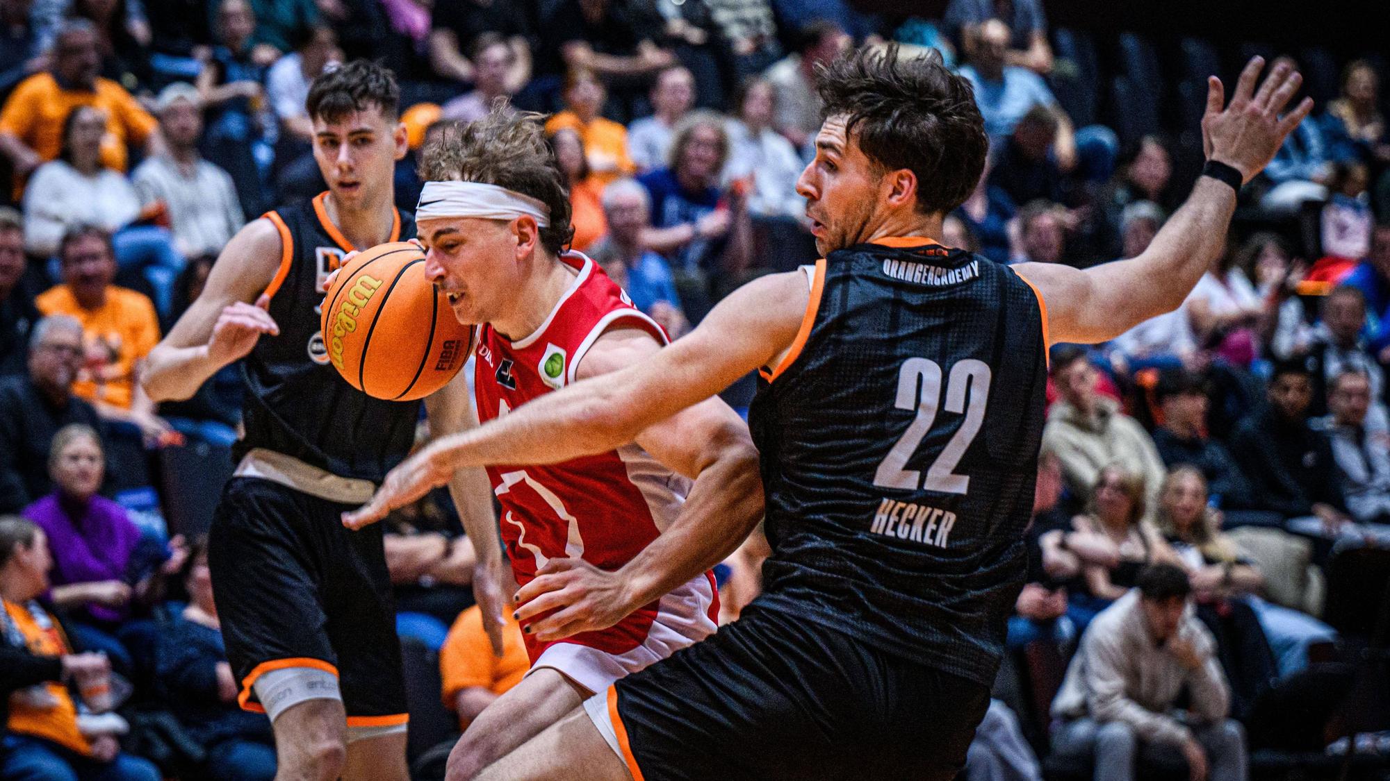 17.05.2024, orange campus, Germany, Neu Ulm, orange acedemy vs RheinStars Koeln - Basketball Pro B - Halbfinale Spiel 2, Maximilian Langenfeld orange academy, Rupert Hennen RheinStars Koeln und Philip Hecker orange academy im Zweikampf Foto H. Langer orange campus Neu Ulm Germany *** 17 05 2024, orange campus, Germany, Neu Ulm, orange acedemy vs RheinStars Koeln Basketball Pro B Semifinal Game 2, Maximilian Langenfeld orange academy , Rupert Hennen RheinStars Koeln and Philip Hecker orange academy in a duel Photo H Langer orange campus Neu Ulm Germany / 541_OACKOL20240517_047 / Langer-541