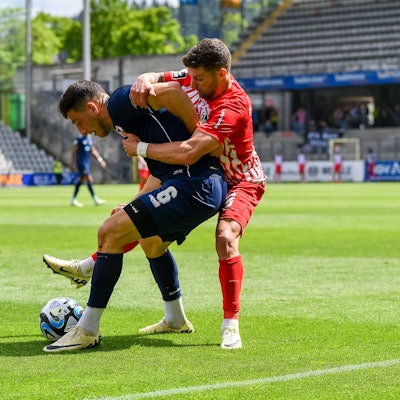 Stefano Russo FC Viktoria Koeln, 06 und Patrick Lienhard SC Freiburg II, 08 im Duell um den Ball. GER, SC Freiburg II - FC Viktoria Koeln, Fussball, 3. Liga, 38. Spieltag, Saison 2023/2024, 18.05.2024 DFB REGULATIONS PROHIBIT ANY USE OF PHOTOGRAPHS AS IMAGE SEQUENCES AND/OR QUASI-VIDEO GER, SC Freiburg II - FC Viktoria Koeln, Fussball, 3. Liga, 38. Spieltag, Saison 2023/2024, 18.05.2024 Freiburg *** Stefano Russo FC Viktoria Koeln, 06 and Patrick Lienhard SC Freiburg II, 08 in a duel for the ball GER, SC Freiburg II FC Viktoria Koeln, Football, 3 League, Matchday 38, Season 2023 2024, 18 05 2024 DFB REGULATIONS PROHIBIT ANY USE OF PHOTOGRAPHS AS IMAGE SEQUENCES AND OR QUASI VIDEO GER, SC Freiburg II FC Viktoria Koeln, Football, 3 League, Matchday 38, Season 2023 2024, 18 05 2024 Freiburg Copyright: xEibner-Pressefoto/ThomasxHessx EP_THS
