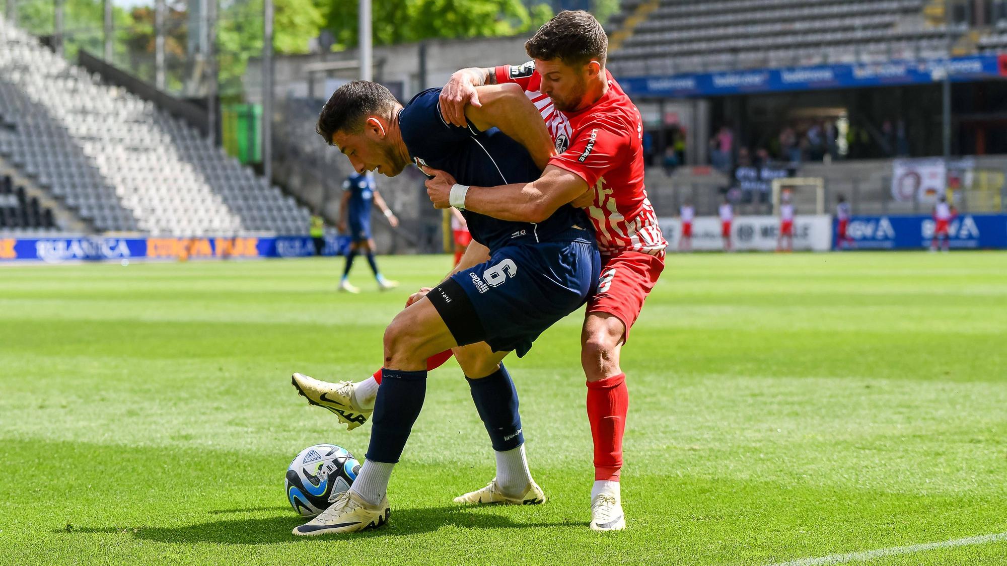 Stefano Russo FC Viktoria Koeln, 06 und Patrick Lienhard SC Freiburg II, 08 im Duell um den Ball. GER, SC Freiburg II - FC Viktoria Koeln, Fussball, 3. Liga, 38. Spieltag, Saison 2023/2024, 18.05.2024 DFB REGULATIONS PROHIBIT ANY USE OF PHOTOGRAPHS AS IMAGE SEQUENCES AND/OR QUASI-VIDEO GER, SC Freiburg II - FC Viktoria Koeln, Fussball, 3. Liga, 38. Spieltag, Saison 2023/2024, 18.05.2024 Freiburg *** Stefano Russo FC Viktoria Koeln, 06 and Patrick Lienhard SC Freiburg II, 08 in a duel for the ball GER, SC Freiburg II FC Viktoria Koeln, Football, 3 League, Matchday 38, Season 2023 2024, 18 05 2024 DFB REGULATIONS PROHIBIT ANY USE OF PHOTOGRAPHS AS IMAGE SEQUENCES AND OR QUASI VIDEO GER, SC Freiburg II FC Viktoria Koeln, Football, 3 League, Matchday 38, Season 2023 2024, 18 05 2024 Freiburg Copyright: xEibner-Pressefoto/ThomasxHessx EP_THS