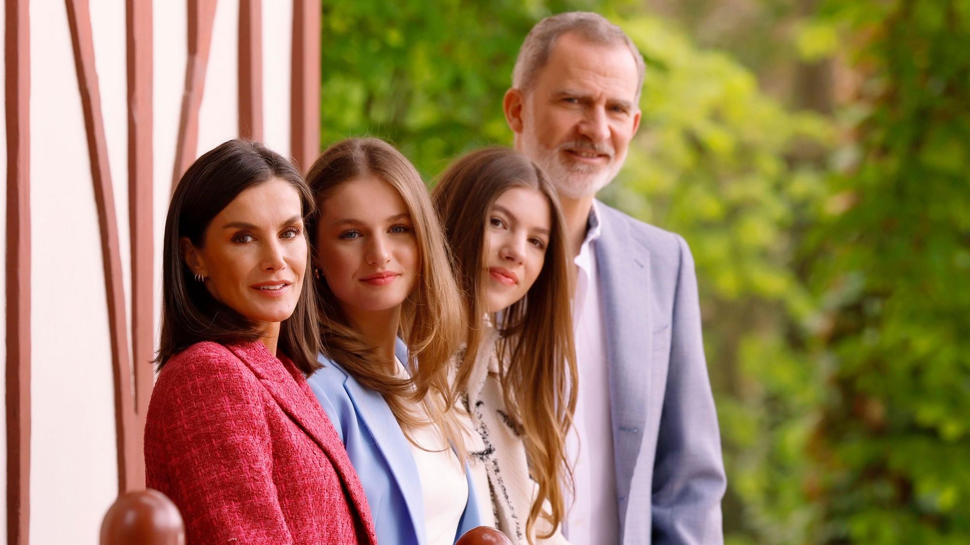 Königin Letizia (l-r), Kronprinzessin Leonor, Prinzessin Sofia und König Felipe VI. im Park des Königsschlosses Palacio Real.