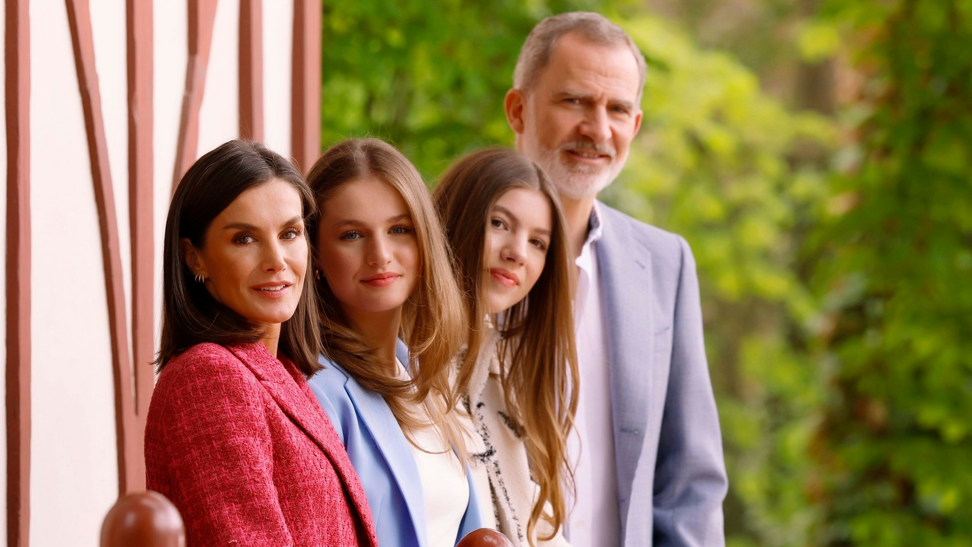 Königin Letizia (l-r), Kronprinzessin Leonor, Prinzessin Sofia und König Felipe VI. im Park des Königsschlosses Palacio Real.