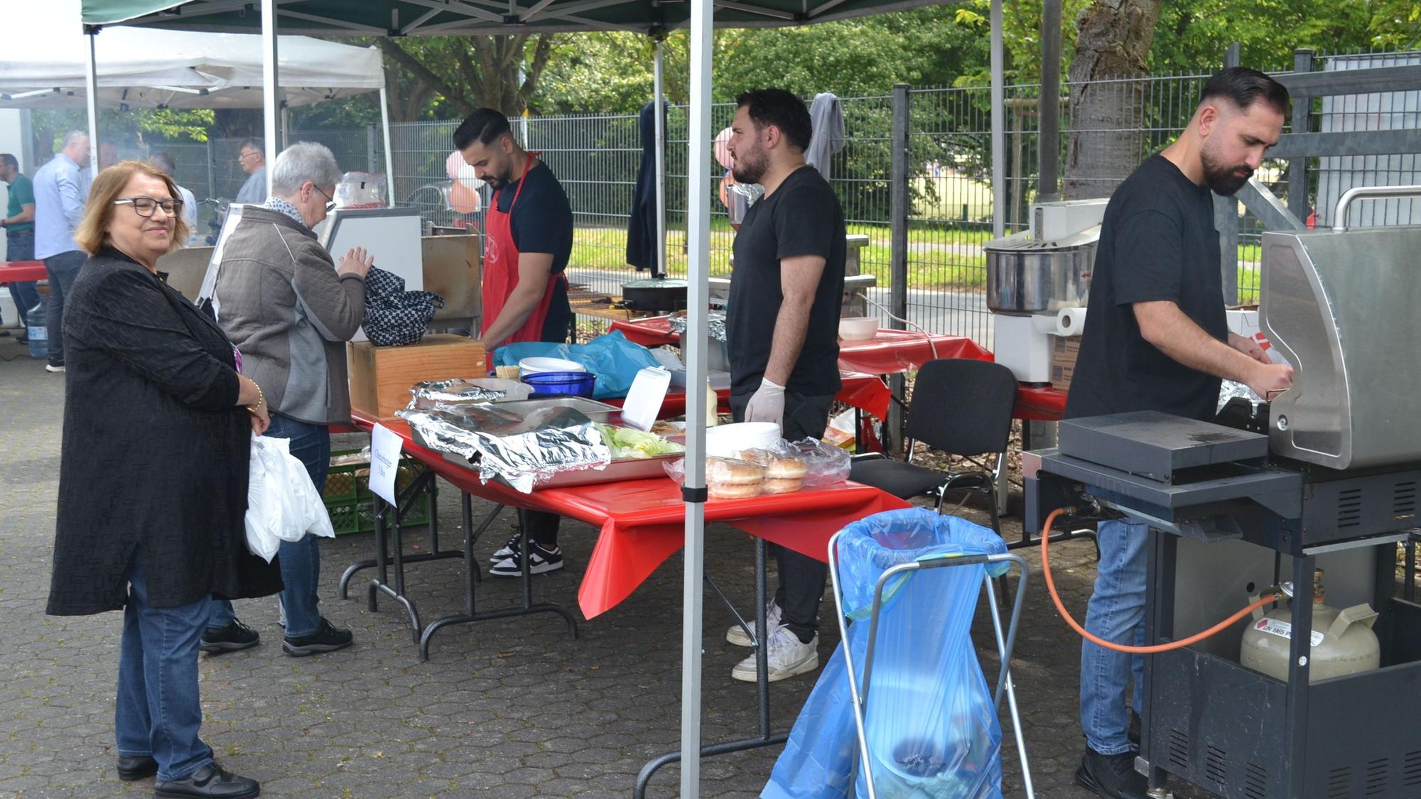 Die Türkisch-Islamische Gemeinde Niederkassel hatte zum Moscheefest eingeladen.
Zahlreiche türkische Spezialitäten wurden frisch zubereitet