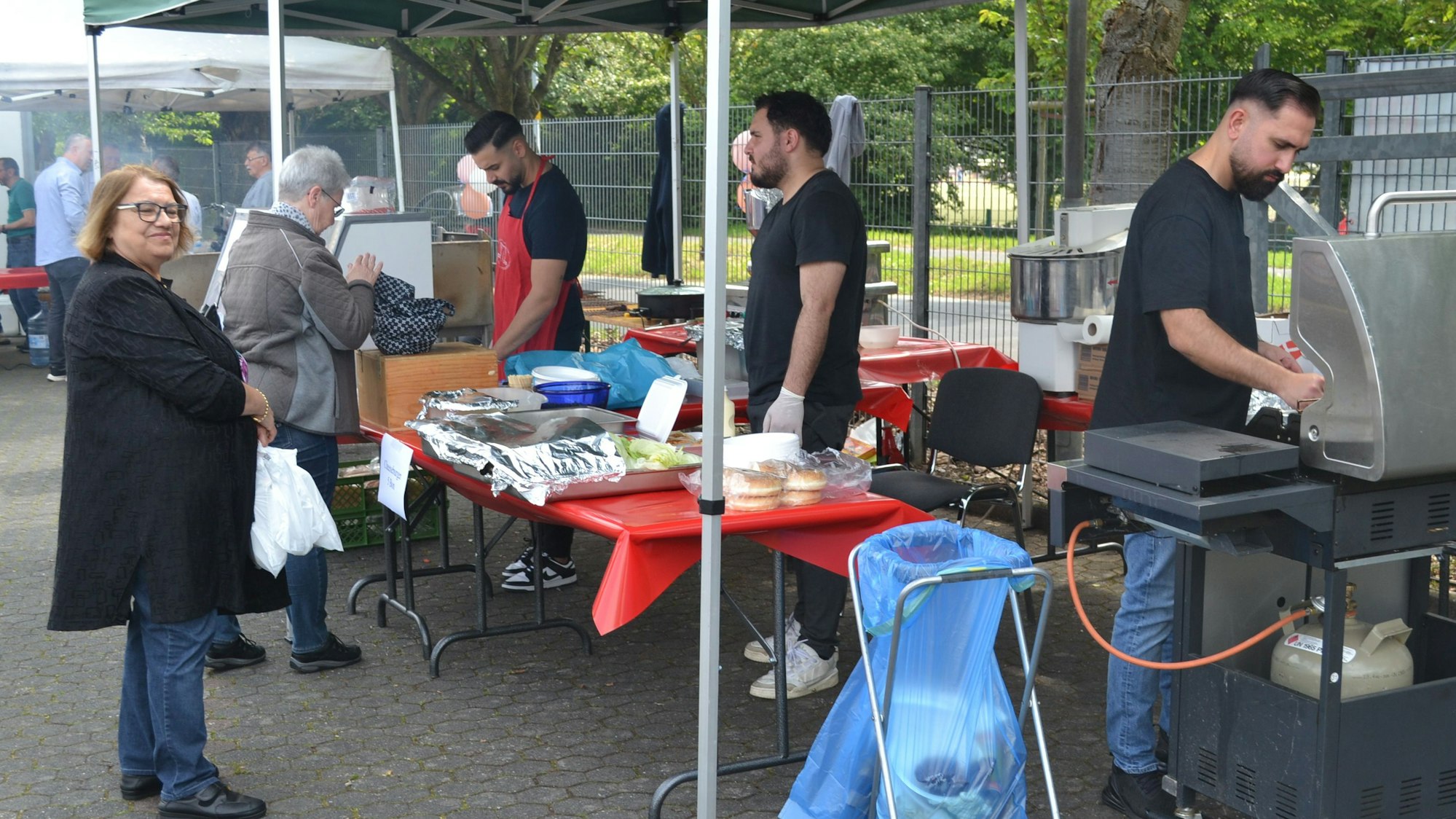 Die Türkisch-Islamische Gemeinde Niederkassel hatte zum Moscheefest eingeladen.
Zahlreiche türkische Spezialitäten wurden frisch zubereitet