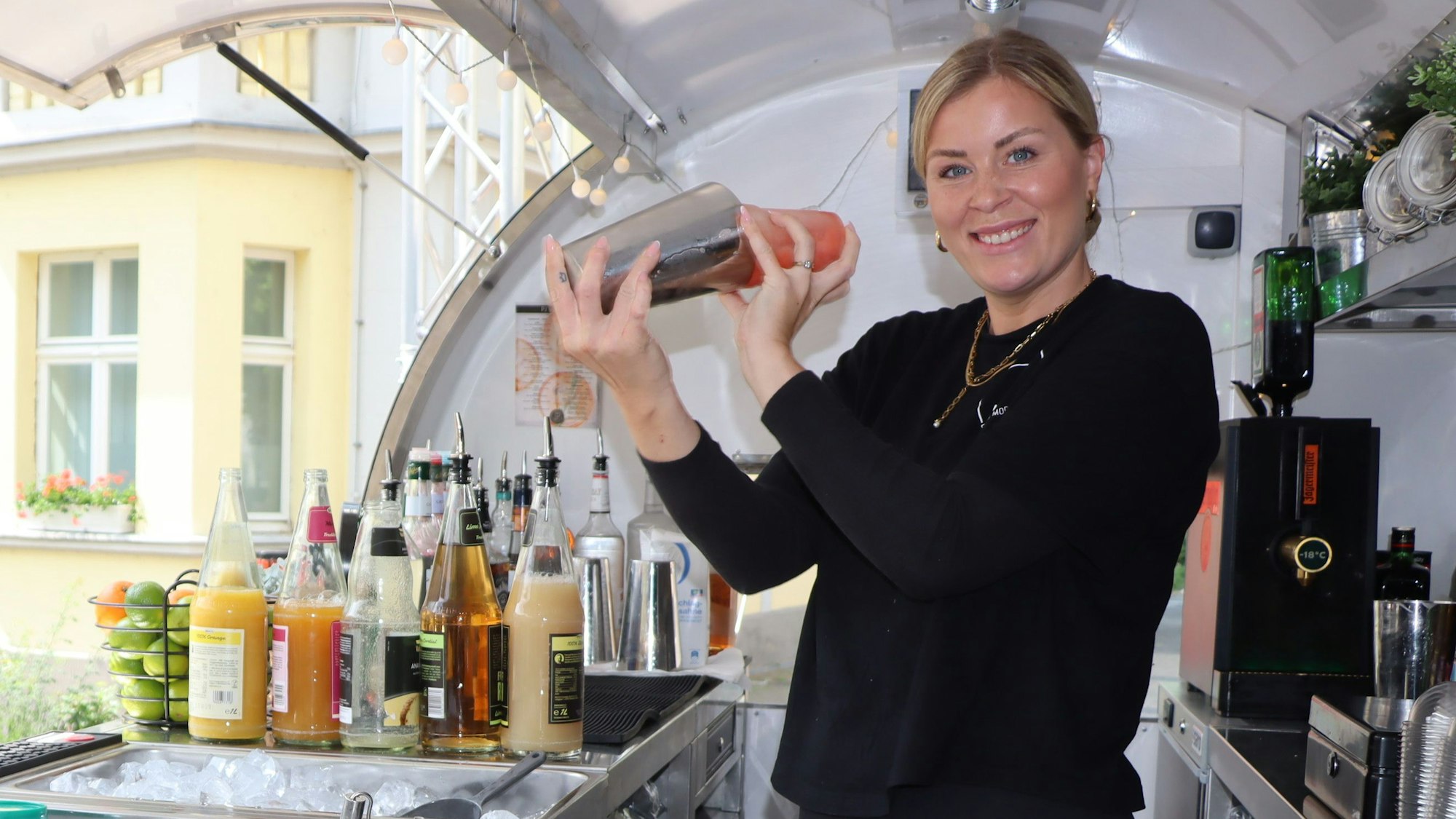 Janette Flerus mixt die Cocktails auf Kundenwunsch auch ganz individuell.