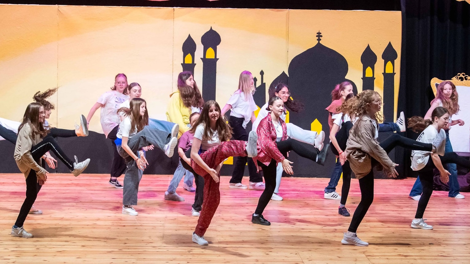 Das Bild zeigt eine Tanzeinlage während der Generalprobe auf der Bühne des Euskirchener Stadttheaters.