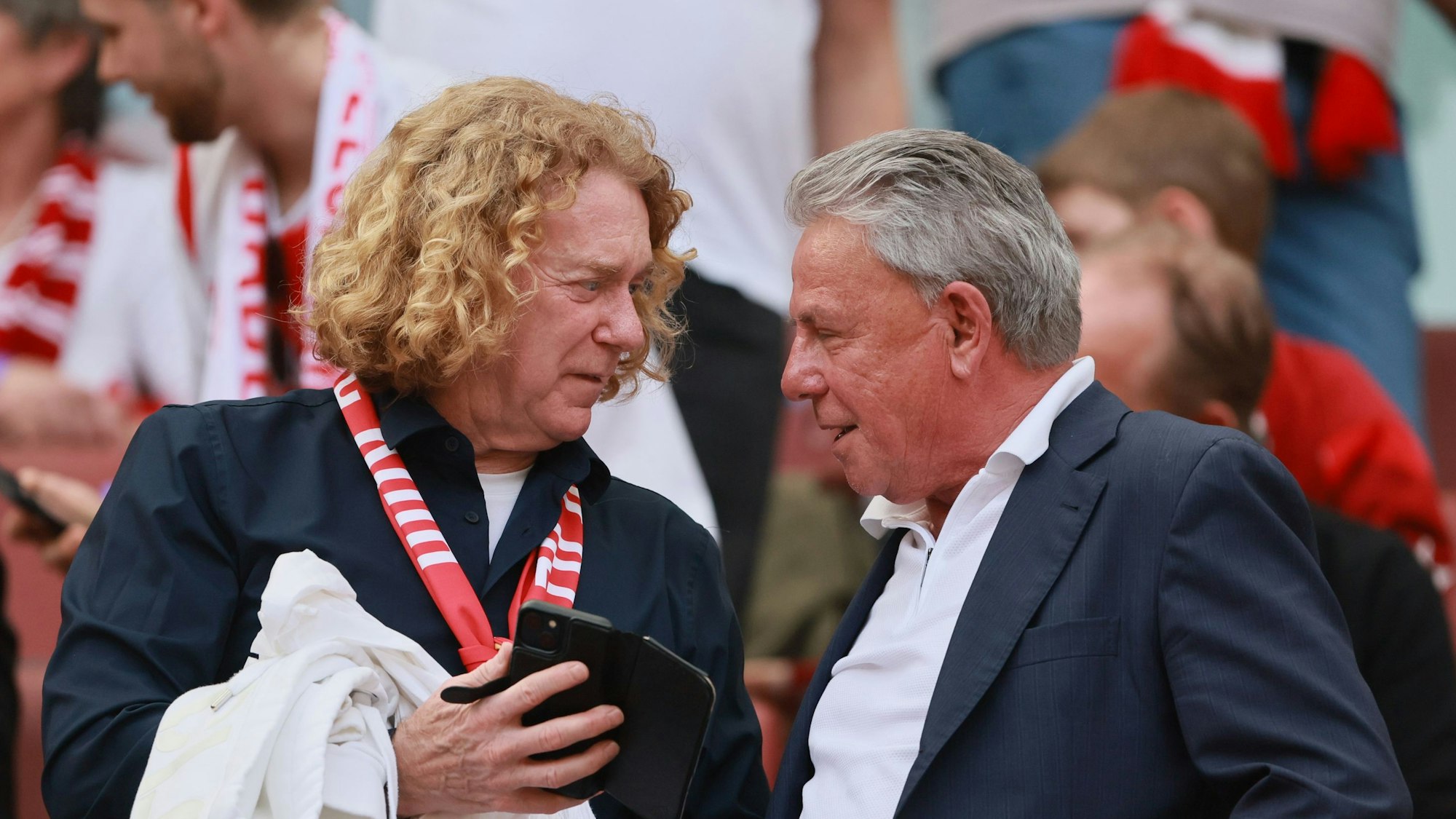 Dieter Prestin (r.), Double-Gewinner beim 1. FC Köln, im Gespräch mit seinem ehemaligen Teamkollegen Tony Woodcock im Rhein-Energie-Stadion.