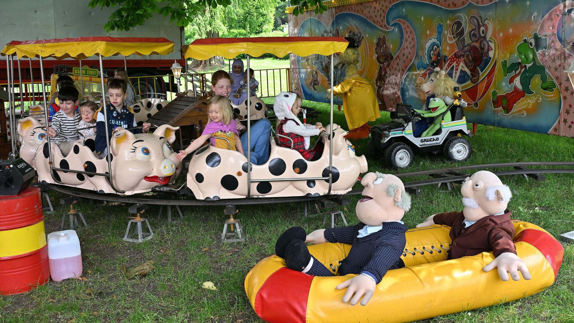 Die Pfingstkirmes mit der Schweinchenbahn.