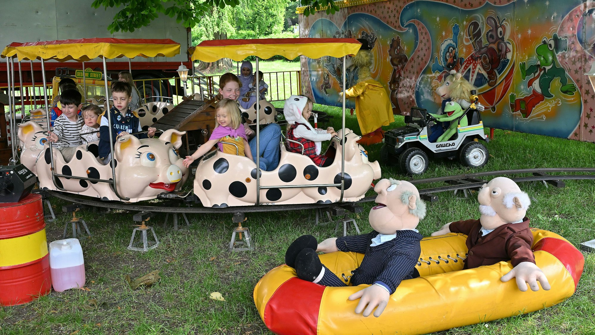 Die Pfingstkirmes mit der Schweinchenbahn.
