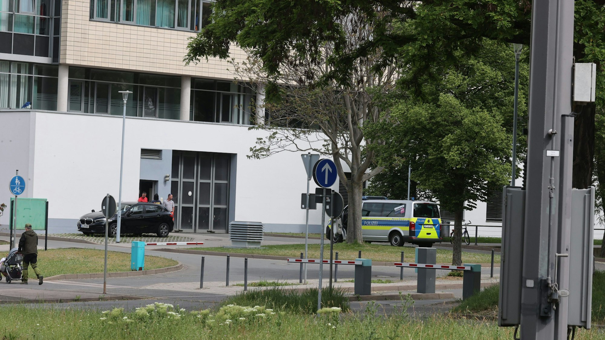 18.05.2024, Thüringen, Erfurt: Ein Polizeifahrzeug steht vor dem Helios Klinikum. Hier soll der Attentäter von Halle, Stephan Balliet, mit Magenproblemen eingeliefert worden sein. (zu dpa: «Halle-Attentäter verweigert ärztliche Behandlung in Erfurter Klinik») Foto: Bodo Schackow/dpa +++ dpa-Bildfunk +++