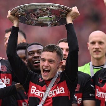 Leverkusens Florian Wirtz (M) jubelt mit der Meisterschale.