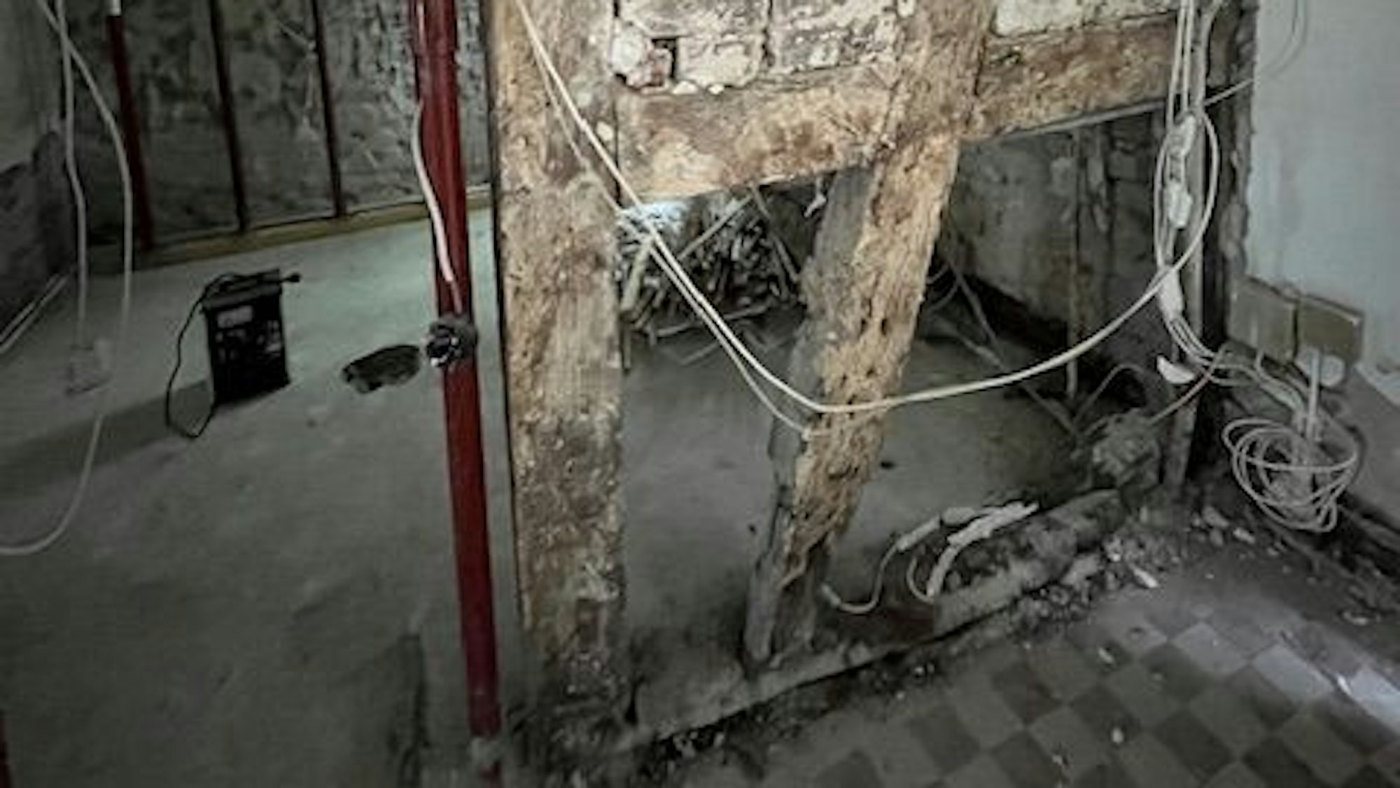 Wände und Boden des Fachwerkhauses sind offen.