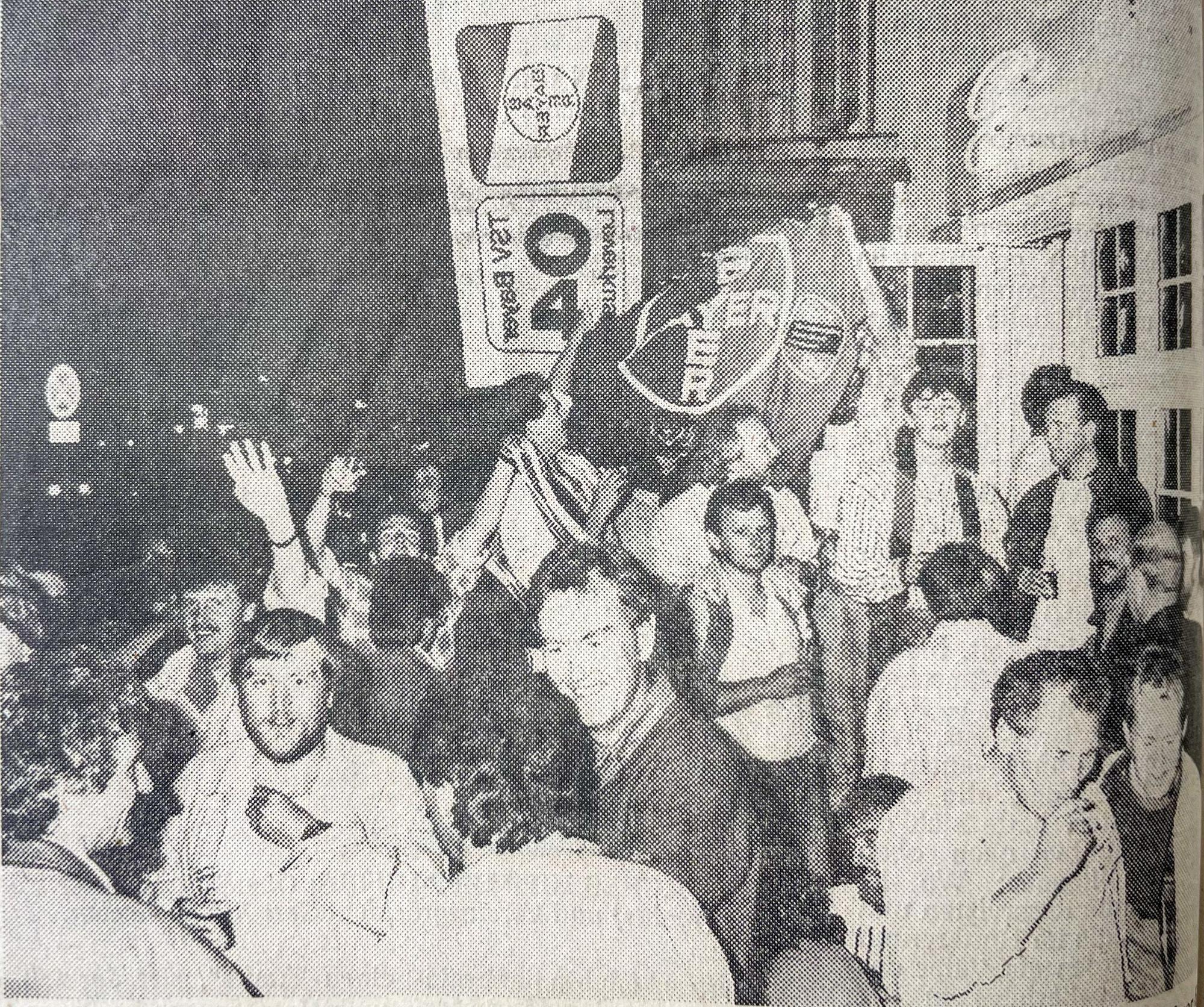 Bayer 04 Leverkusen feiert den Uefa-Cup-Sieg 1988. Vor den Kneipen und auf den Bürgersteigen feierten die Leverkusener den Sieg ihrer Elf.